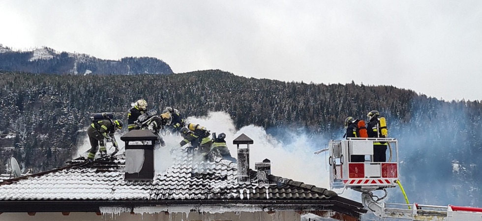 Prima il fumo e poi le fiamme: incendio sul tetto di un'abitazione